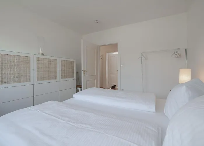 Admirals Nest ليست